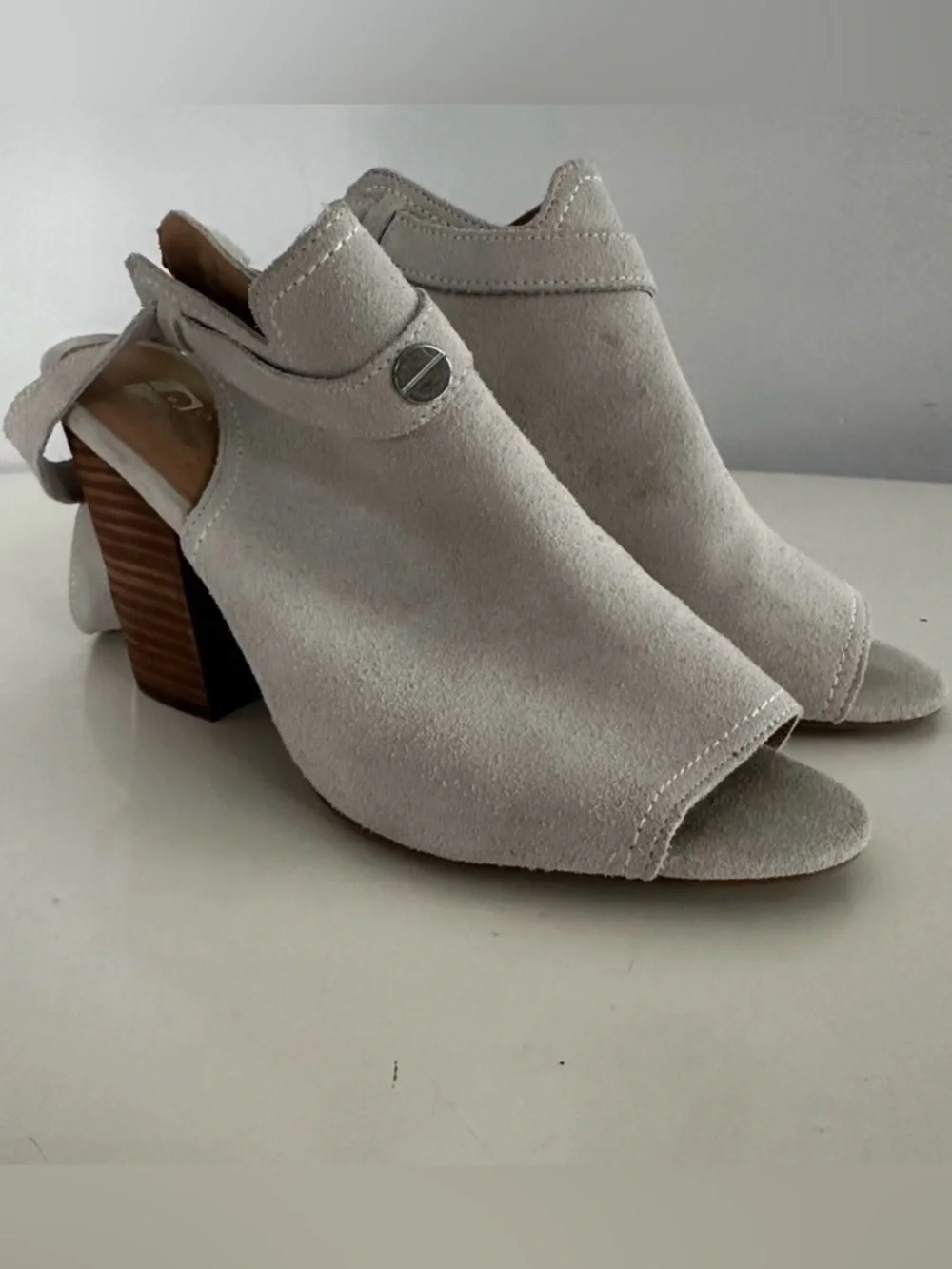 Cream Peep-Toe Heels Joe's Jeans size 8‎